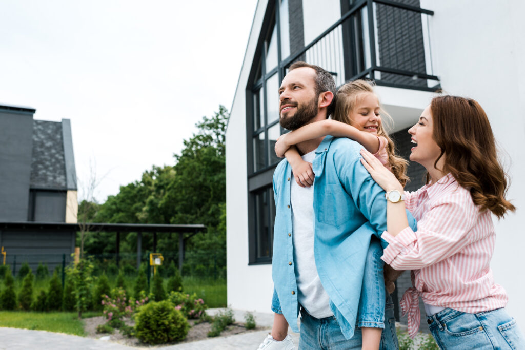 Familie vor Haus zur Illustration