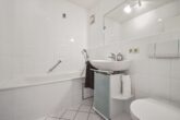 2-Zimmer-Gartenglück mit Stellplatz in Feldmoching: Sofort einziehen! - Badezimmer