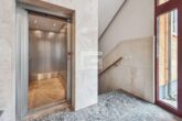 Waldblick-Wohnung mit Aufzug & Potenzial auf 5 Zimmer in Haar - Treppenhaus mit Aufzug