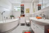 Sonnenterrasse mit Fernblick: Wohnung mit Aufzug & Potenzial auf 3 Zimmer in gefragter Lage - Badezimmer