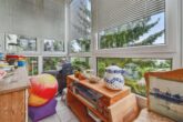 Sonnenterrasse mit Fernblick: Wohnung mit Aufzug & Potenzial auf 3 Zimmer in gefragter Lage - Wintergarten