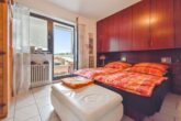 Sonnenterrasse mit Fernblick: Wohnung mit Aufzug & Potenzial auf 3 Zimmer in gefragter Lage - Schlafzimmer