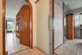 Sonnenterrasse mit Fernblick: Wohnung mit Aufzug & Potenzial auf 3 Zimmer in gefragter Lage - Flur