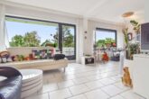 Sonnenterrasse mit Fernblick: Wohnung mit Aufzug & Potenzial auf 3 Zimmer in gefragter Lage - Wohnzimmer