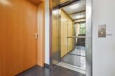 Ruhig & barrierefrei Wohnen am Westfriedhof: 2,5-Zimmer-Wohnung mit Süd-Balkon - Aufzug von Wohnung bis Tiefgarage