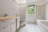 Ruhig & barrierefrei Wohnen am Westfriedhof: 2,5-Zimmer-Wohnung mit Süd-Balkon - Badezimmer