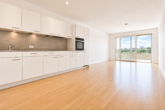 Weitblick inklusive: Moderne 4-Zimmer-Wohnung mit EBK & Süd-Balkon in Neupasing - Kochen und Wohnen