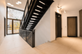Weitblick inklusive: Moderne 4-Zimmer-Wohnung mit EBK & Süd-Balkon in Neupasing - Eingangsbereich Treppenhaus