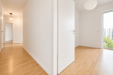 Weitblick inklusive: Moderne 4-Zimmer-Wohnung mit EBK & Süd-Balkon in Neupasing - Flur