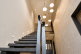 Weitblick inklusive: Moderne 4-Zimmer-Wohnung mit EBK & Süd-Balkon in Neupasing - Treppenhaus