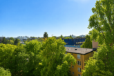 Über den Dächern von Bogenhausen: Sofort verfügbare 2-Zimmer-Wohnung mit Potenzial - Ausblick ins Grüne von der Wohnung aus