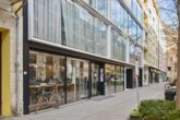 Beste Innenstadtlage, langfristig vermietet: Moderne Design-Ladeneinheit in der Augustenstraße - Schaufenster